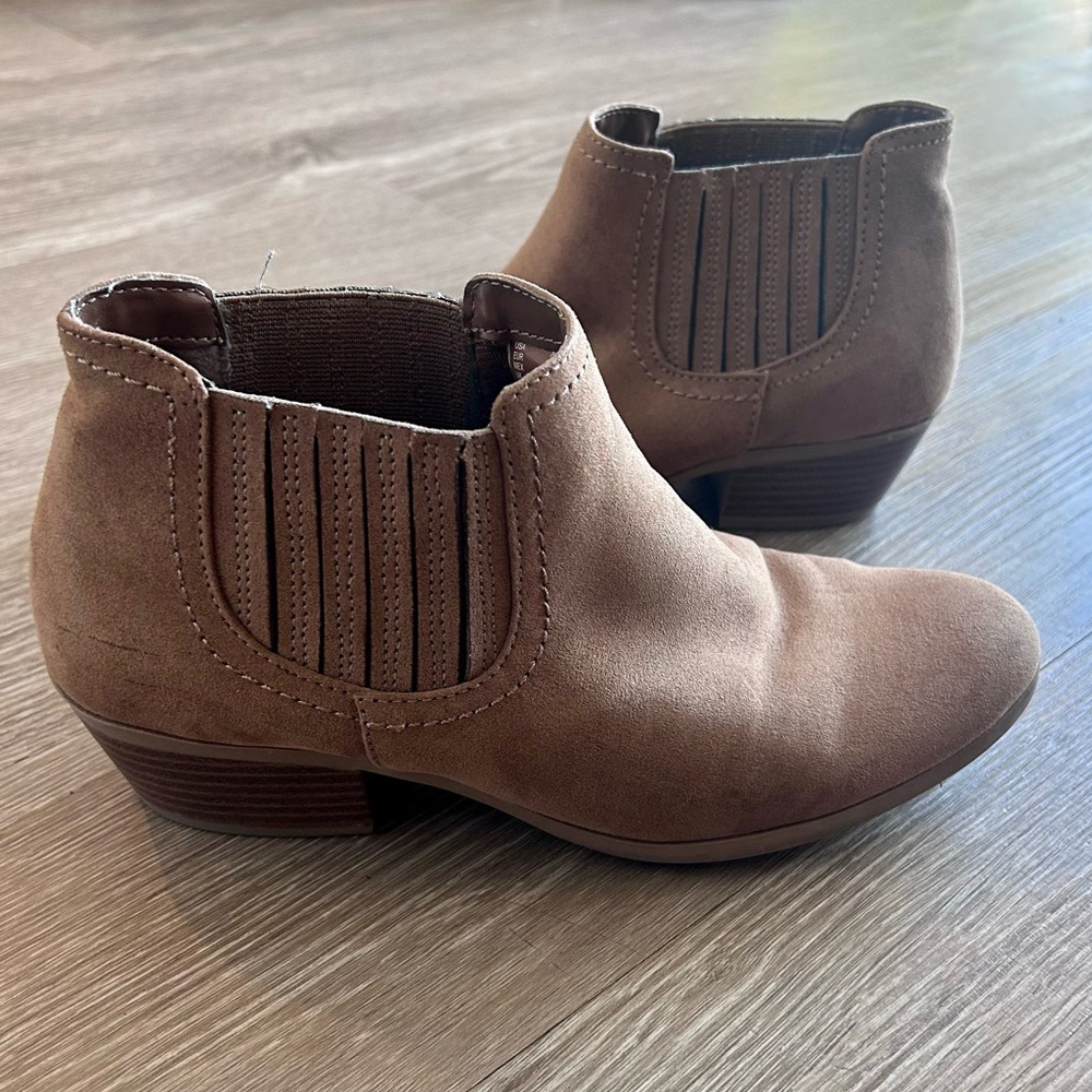 American Eagle Shanna Chelsea Ankle Boot Cognac Faux Suede 7.5W